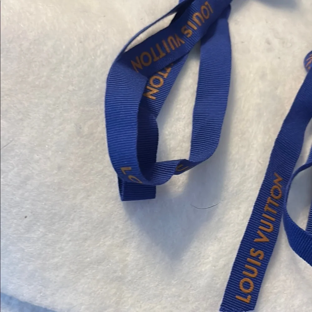 Louis Vuitton Blue Ribbon Set - Picture 8 of 8